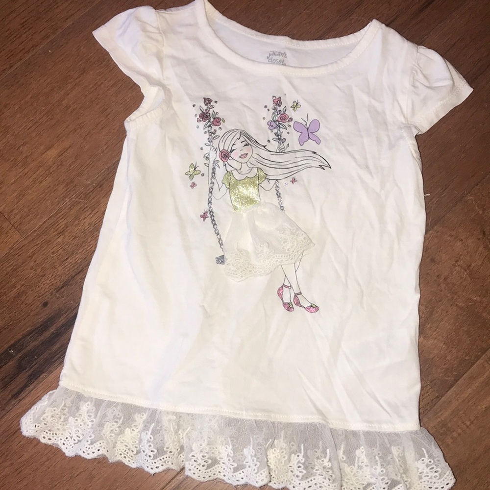Girls casual top with lace accent 🥰